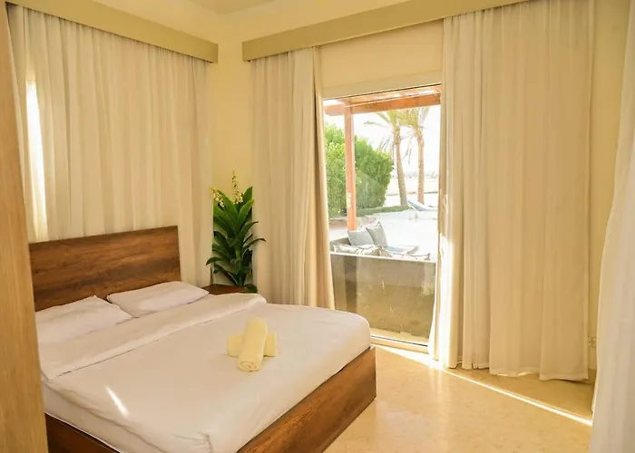 Stylish 4 Bedroom With A Private Heated Pool V15 At White Gurdaka