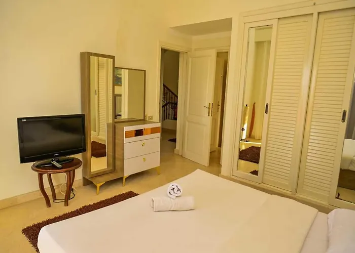 Stylish 4 Bedroom With A Private Heated Pool V15 At White Gurdaka