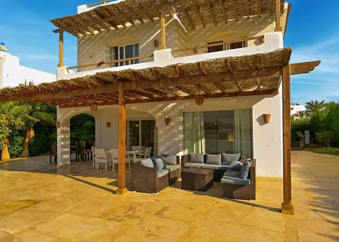 Villa Stylish 4 Bedroom With A Private Heated Pool V15 At White